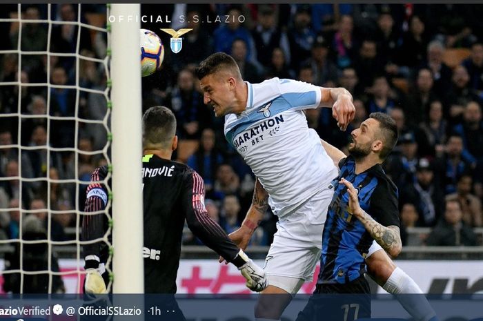 Gelandang Lazio, Sergej Milinkovic-Savic, mencetak gol ke gawang Inter Milan pada pekan ke-29 Liga Italia, Minggu (31/3/2019) di Stadion Giuseppe Meazza.