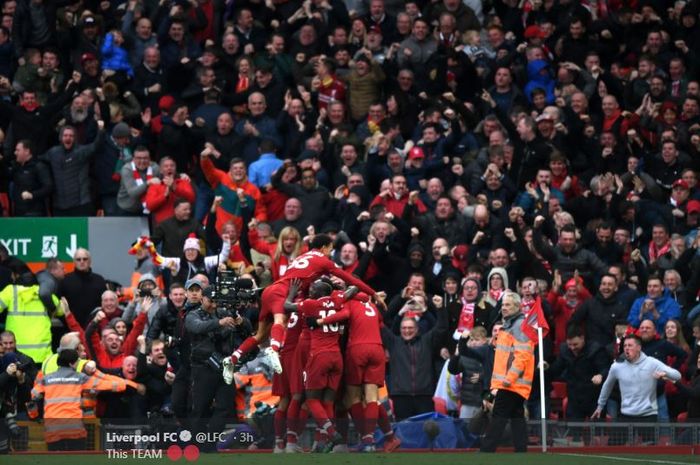 Para pemain Liverpool merayakan gol yang dicetak ke gawang Tottenham Hotspur dalam laga Liga Inggris di Stadion Anfield, Minggu (31/3/2019).