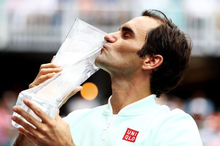 Roger Federer merayakan selebrasi kemenangan pada turnamen Miami Open 2019, Minggu (30/3/2019)