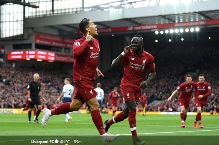 Penyerang Liverpool, Roberto Firmino (kiri), merayakan golnya bersama Sadio Mane dalam laga Liga Inggris melawan Tottenham Hotspur di Stadion Anfield, Minggu (31/3/2019).