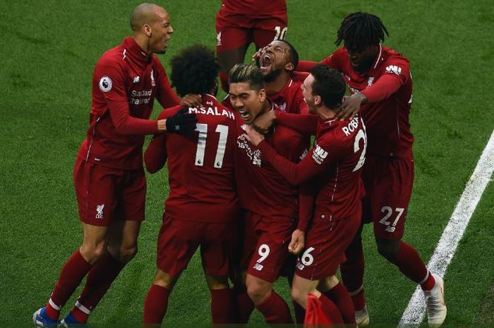 Para pemain Liverpool merayakan gol yang dicetak ke gawang Tottenham Hotspur dalam laga Liga Inggris di Stadion Anfield, Minggu (31/3/2019).