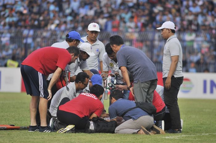 Situasi pertolongan pertama kepada penyerang Madura United, Aleksandar Rakic, saat melawan Persela Lamongan pada babak perempat final Piala Presiden 2019.