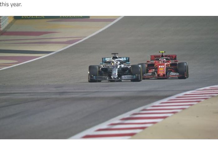 Momen pembalap Formula 1, Lewis Hamilton, melewati pembalap Ferrari, Charles Leclerc, di GP Bahrain, Minggu (31/3/2019).