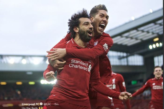 Penyerang Liverpool, Mohamed Salah (kiri), melakukan selebrasi bersama Roberto Firmino dalam laga Liga Inggris melawan Tottenham Hotspur di Stadion Anfield, Minggu (31/3/2019).