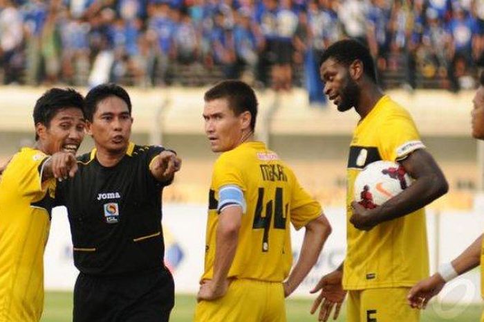 Wasit Hamsir (Baju Hitam) saat masih bertugas di persepakbolaan Indonesia