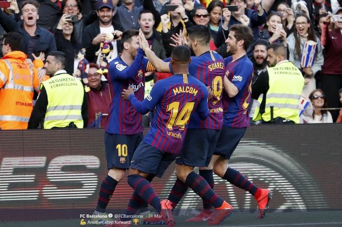 Para pemain Barcelona merayakan gol yang dicetak oleh Lionel Messi (kiri).