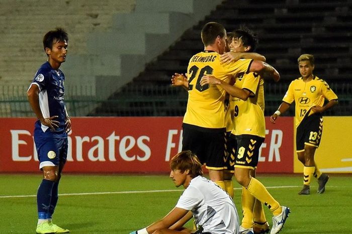 Ekspresi sedih kiper Nagaworld FC, Sou Yaty (depan) yang terduduk seusai gawangnya dibobol pemain Tampines Rovers pada laga lanjutan Grup F Piala AFC 2019, 2 April 2019. 