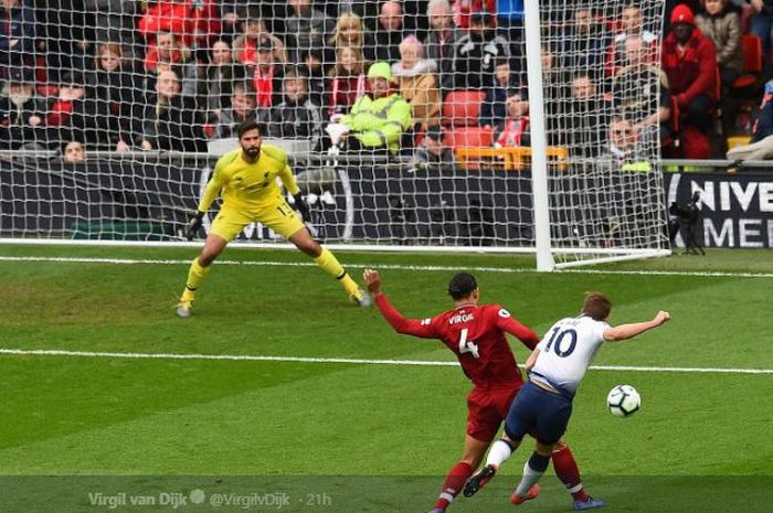 Bek tengah Liverpool FC, Virgil van Dijk, berhasil memblok tendangan penyerang Tottenham Hotspur, Harry Kane, dalam laga pekan ke-32 Liga Inggris di Stadion Anfield, 31 Maret 2019.