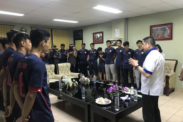 Ketua Umum FFI, Hary Tanoe (kanan) saat memberikan suntikan semangat para pemain timnas futsal U-20 Indonesia yang akan bertarung di Kejuaraan Futsal Asia U-20 2019 di Iran.