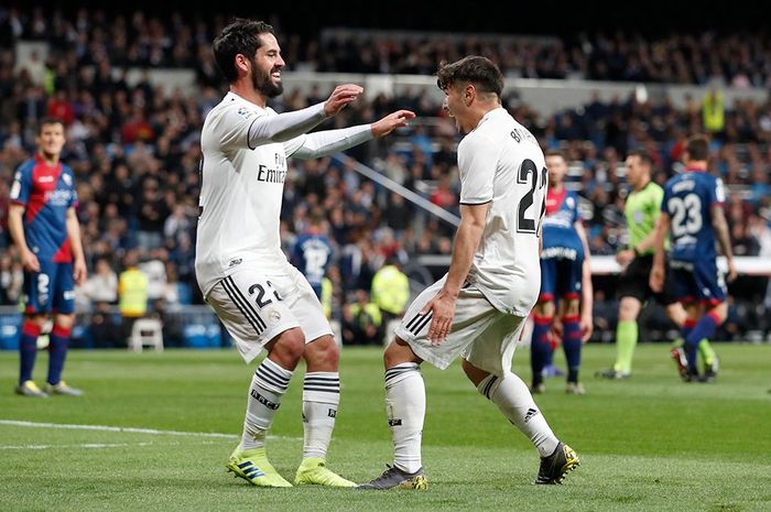 Gelandang Real Madrid, Isco Alarcon merayakan golnya bersama Brahim Diaz dalam laga pekan ke-29 Liga Spanyol kontra SD Huesca di Stadion Santiago Bernabeu, 31 Maret 2019.