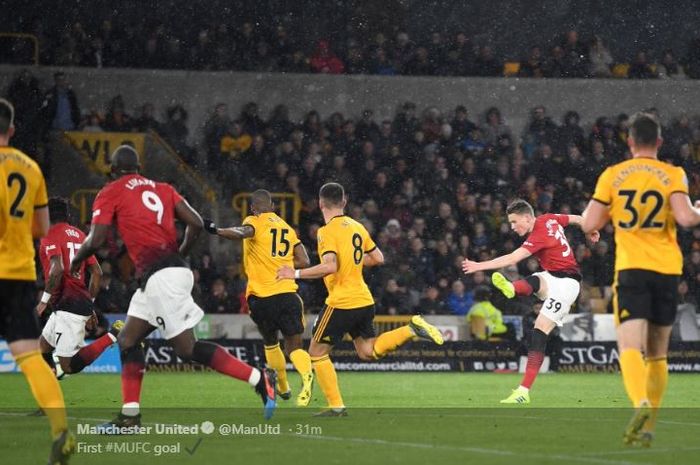 Gelandang Manchester United, Scott McTominay, mencetak gol dalam laga Liga Inggris melawan Wolverhampton Wanderers di Stadion Molineux, Selasa (2/4/2019).