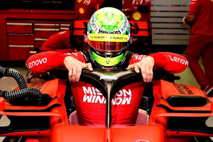 Mick Schumacher sesaat sebelum menjajal mobil Ferrari pada sesi tes resmi F1 2019 di Srkuit Sakhir, Bahrain, pada Selasa (2/4/2019)