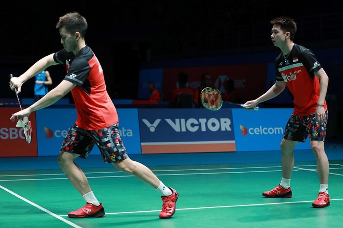 Pasangan ganda putra Indonesia, Marcus Fernaldi Gideon/Kevin Sanjaya Sukamuljo, mengembalikan kok ke arah Lee Yang/Wang Chi Lin (Taiwan) pada babak pertama Malaysia Open 2019 di Axiata Arena, Bukit Jalil, Kuala Lumpur, Rabu (3/4/2019).