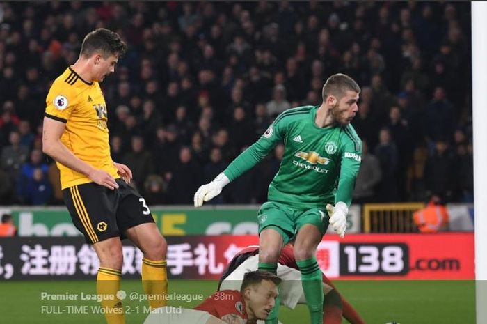 Ekspresi kiper Manchester United, David de Gea (kanan), saat gawangnya dibobol Wolverhampton Wanderers dalam laga Liga Inggris di Stadion Molineux, Selasa (2/4/2019).