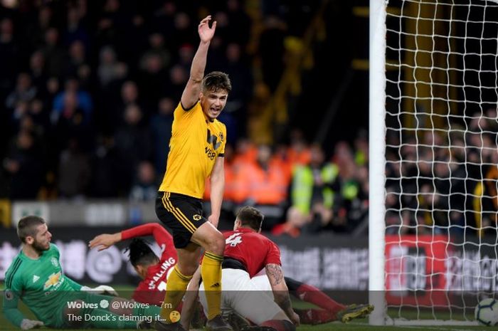 Gelandang Wolverhampton Wanderers, Leander Dendoncker, merayakan gol yang dicetak timnya ke gawang Manchester United dalam laga Liga Inggris di Stadion Molineux, Selasa (2/4/2019).