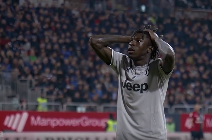 Striker muda Juventus, Moise Kean, memperlihatkan ekspresi kecewa seusai gagal memanfaatkan kesempatan emas membobol gawang tuan rumah Cagliari pada laga Liga Italia, Rabu (3/4/2019) di Stadion Sant'Elia.