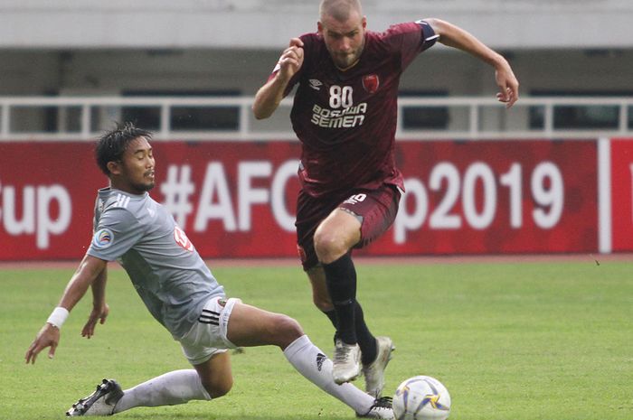 Pemain Kaya FC, Camelo Tacusalme mencoba menjegal bintang PSM Makassar, WIljan Pluimpada laga lanjutan Piala AFC 2019, di Stadion Pakansari, Kabupaten Bogor, Selasa (2/4/2019).