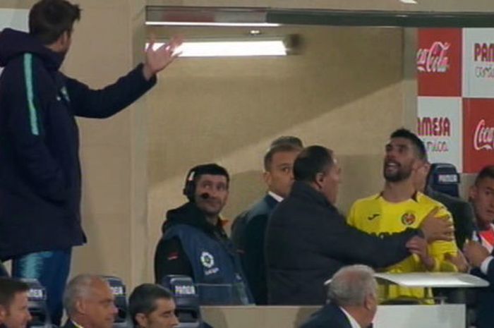 Pemain Barcelona dn Villarreal, Gerard Pique dan Alvaro Gonzalez, bertengkar saat bersua dalam partai Liga Spanyol pada Selasa (2/4/2019).