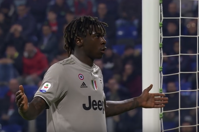 Penyerang Juventus, Moise Kean, berselebrasi di depan pendukung Cagliari setelah mencetak gol kedua bagi timnya pada laga Liga Italia Serie A, Rabu (3/4/2019) di Stadion Sant'Elia.
