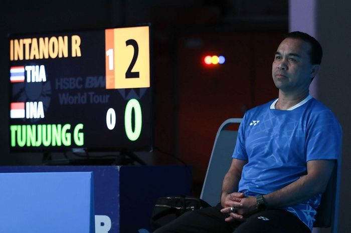 Pelatih kepala tunggal putri Indonesia, Rionny Mainaky, mendampingi Gregoria Mariska Tunjung, pada babak pertama Malaysia Open 2019 di Axiata Arena, Bukit Jalil, Kuala Lumpur, Rabu (3/4/2019).