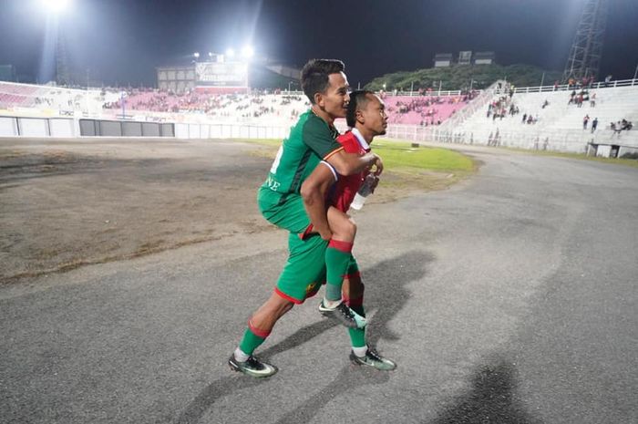 Pemain sayap mungil Selangor FA, Faiz Nasir digendong rekannya sesuai mencetak dua gol ke gawang Kelantan FA pada laga ronde kedua Piala FA Malaysia 2019 di Stadion Sultan Muhammad IV, Kota Bahru, 2 April 2019. 