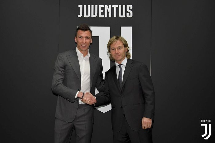 Mario Mandzukic menandatangani kontrak baru bersama Wakil Presiden Juventus, Pavel Nedved, pada Kamis (4/4/2019).