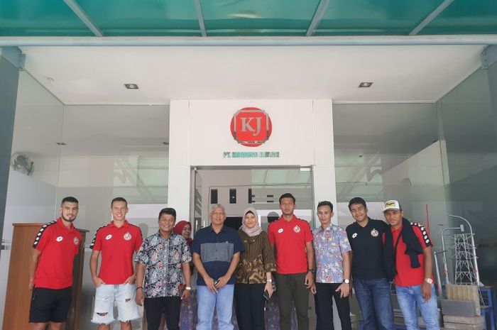 Direktur Utama PT Kabau Sirah Semen Padang (KSSP), Rinold Thamrin (tiga dari kiri) beserta pemain Semen Padang Irsyad Maulana, Agung Prasetyo, Nildo Victor Juffo, dan Mario Barcia.