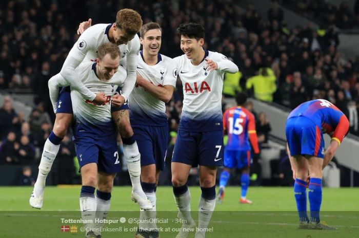 Para pemain Tottenham Hotspur merayakan gol yang dicetak oleh Christian Eriksen (kiri) dalam laga Liga Inggris melawan Crystal Palace di Tottenham Hotspur Stadium, Rabu (3/4/2019).