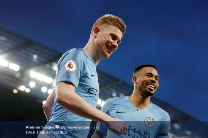 Pemain Manchester City, Kevin De Bruyne dan Gabriel Jesus, melakukan selebrasi usai membobol gawang Cardiff City dalam laga Liga Inggris di Stadion Etihad, Rabu (3/4/2019).