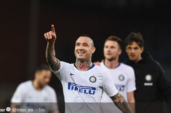 Radja Nainggolan merayakan kemenangan Inter Milan atas Genoa pada pertandingan pekan ke-30 Liga Italia di Stadion Luigi Ferraris, 3 April 2019.