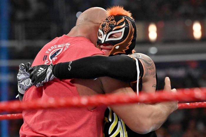 Kurt Angle (baju merah muda) berpelukan dengan Rey Mysterio dalam acara RAW yang digelar beberapa pekan sebelum WrestleMania35