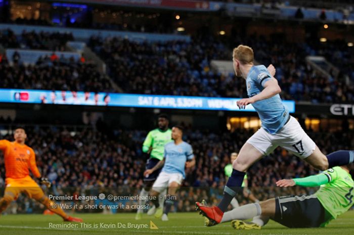 Aksi pemain Manchester City, Kevin De Bruye, yang berbuah gol ke gawang Cardiff City dalam pertandingan Liga Inggris di Stadion Etihad,  3 April 2019.