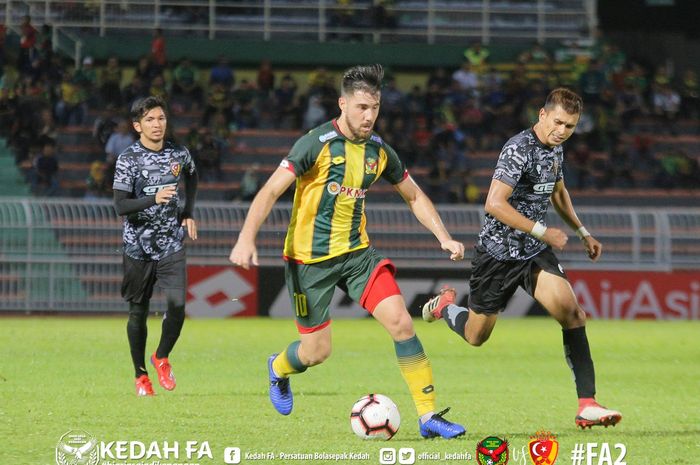 Striker Kedah FA, Jonathan Bauman (tengah) saat melindungi bola dari pantauan pemain Selangor United pada ronde kedua Piala FA Malaysia 2019 di Stadion Darul Aman, Alor Setar, 3 April 2019.