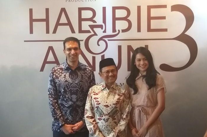 Manoj Pundjabi, B.J. Habibie, dan Maudy Ayunda saat ditemui Grid.ID di kantor MD Pictures, Jakarta Selatan, Kamis (4/4/2019).