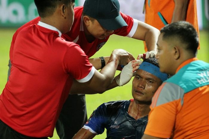 Bek Arema FC, Ikhfanul Alam, mendapatkan perawatan dari tim medis ketika pertandingan melawan Kalteng Putra pada semifinal Piala Presiden 2019 di Stadion Kanjuruhan, Malang, Selasa (2/4/2019).