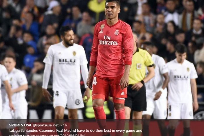 Gelandang Real Madrid, Casemiro, tertunduk lesu usai timnya dikalahkan Valencia 1-2