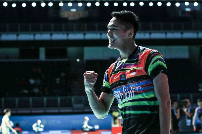 Pebulu tangkis tunggal putra Indonesia, Jonatan Christie, bereaksi setelah mengalahkan Kento Momota (Jepang) pada laga babak kedua Malaysia Open 2019 di Axiata Arena, Bukit Jalil, Kuala Lumpur, Malaysia, Kamis (4/4/2019).