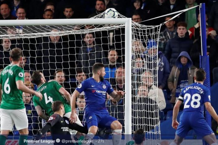 Striker Chelsea, Olivier Giroud (tengah), mencetak gol ke gawang Brighton &amp; Hove Albion dalam laga Liga Inggris di Stadion Stamford Bridge, Rabu (3/4/2019).