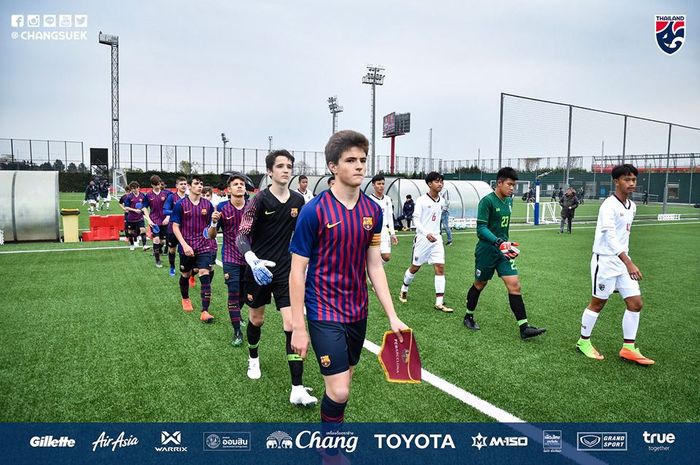 Para pemain Barcelona U-15 saat menghadapi timnas U-15 Thailand di Stadion Joan Gamper, Rabu (3/4/2019).