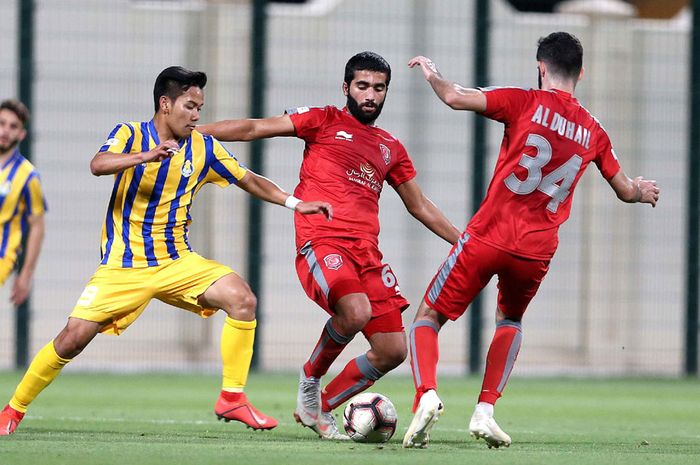 Penyerang Al Gharafa U-23, Andri Syahputra (kiri) yang diadang dua pemain Al Duhail U-23 pada laga Qatargas League atau Liga Qatar U-23, 2 April 2019. 