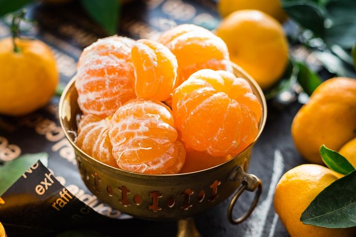 Ilustrasi jeruk yang terkenal menjadi sumber vitamin C alami.