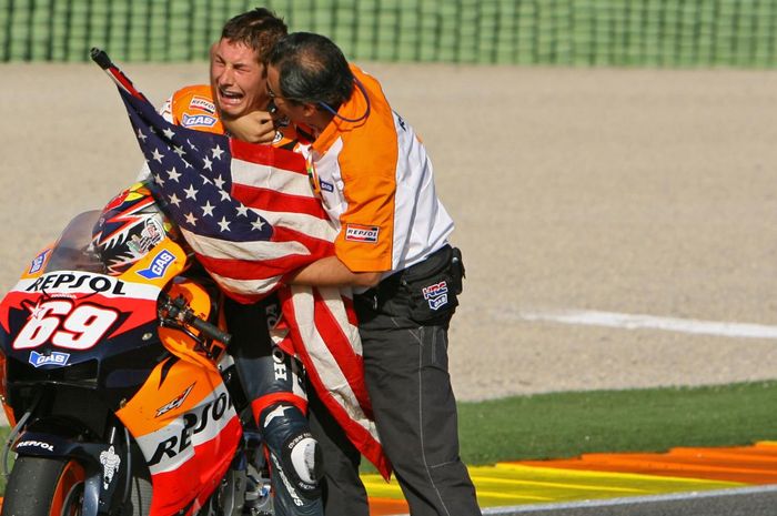 Nicky Hayden menangis gembira setelah menjuarai MotoGP 2006 pada akhir GP Valencia di Sirkuit Ricardo Tormo, 29 Oktober 2006.