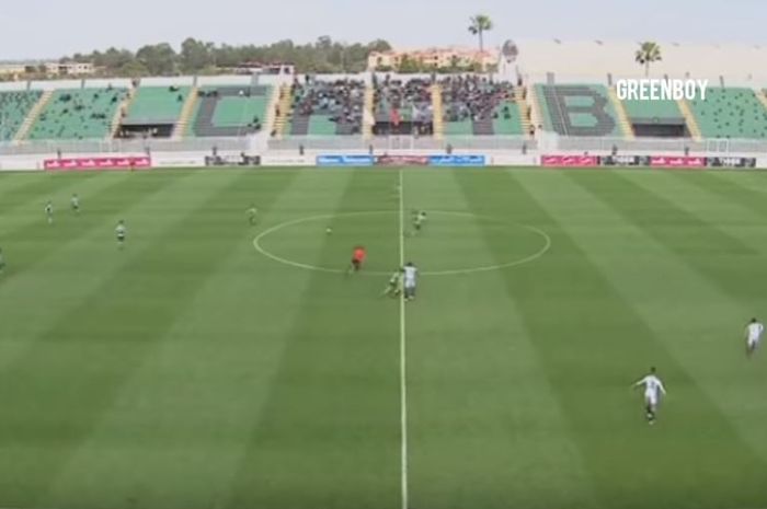 Klub Liga Maroko Youssoufia Berrachid, masih belum siap saat tim lawan Mouloudia Oujda melakukan kick-off pada laga yang berlangsung Selasa (2/4/2019) di Stadion Municipal de Berrechid.