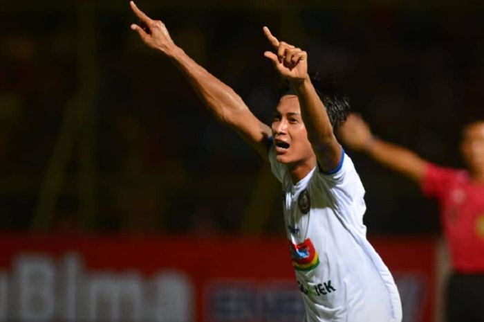 Striker  Arema FC Dedik Setiawan selebrasi gol kontra Kalteng Putra  dalam semifinal leg kedua Piala Presiden 2019 di Stadion 17 Mei, Banjarmasin, Jumat (5/4/2019) malam WIB.