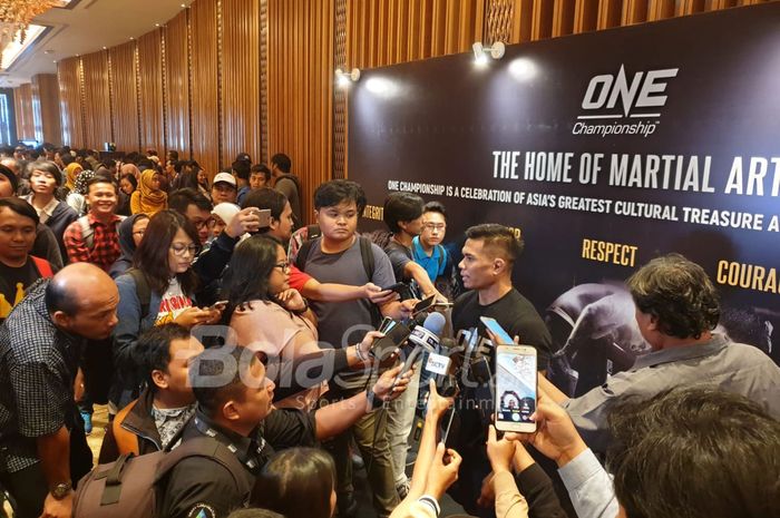 Pegulat Indonesia, Eko Roni Saputra, yang akan melakoni debut dalam ajang ONE Championship bertajuk ONE: Roots of Honor, berbicara kepada media di Hotel Westin, Jakarta, Jumat (5/4/2019).