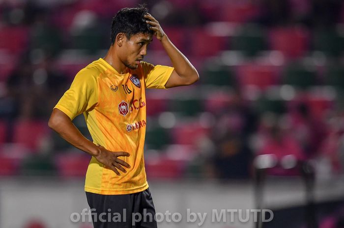 Ekspresi striker Muangthong United, Teerasil Dangda seusai dikalahkan Chainat FC pada pekan keenam Liga Thailand 1 2019, 3 April 2019.