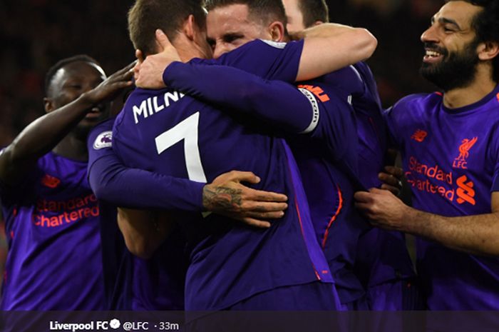 Pemain Liverpool merayakan gol Jordan Henderson ke gawang Southampton pada pertandingan pekan ke-33 Liga Inggris di Stadion St. Mary's, 5 April 2019.