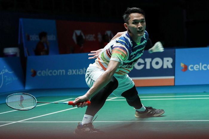 Pebulu tangkis tunggal putra Indonesia, Jonatan Christie, mengembalikan kok ke arah Viktor Axelsen (Denmark) pada perempat final Malaysia Open 2019 di Axiata Arena, Bukit Jalil, Kuala Lumpur, Jumat (5/4/2019).