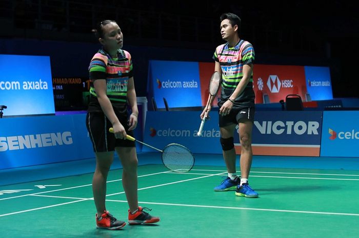 Pasangan ganda campuran Indonesia, Tontowi Ahmad/Winny Oktavina Kandow, bereaksi setelah kalah pada perempat final Malaysia Open di Axiata Arena, Bukit Jalil, Kuala Lumpur, Jumat (5/4/2019).