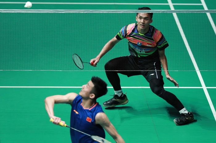 Pebulu tangkis tunggal putra Indonesia, Jonatan Christie, mengembalikan kok ke arah Chen Long (China), pada semifinal Malaysia Open 2018 di Axiata Arena, Bukit Jalil, Kuala Lumpur, Sabtu (6/4/2019).